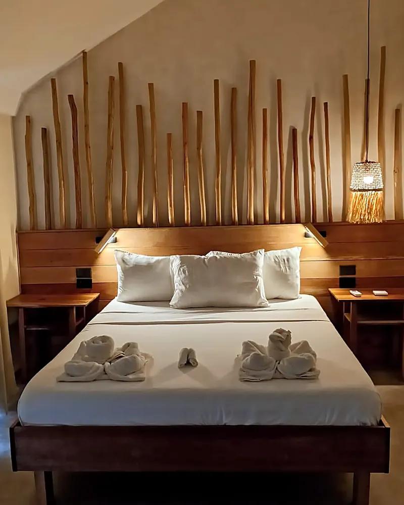 Deluxe Queen room with queen bed and bedside lamps